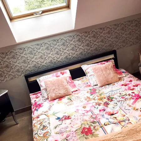 One Bedroom With Furnished Garden And Wifi At *